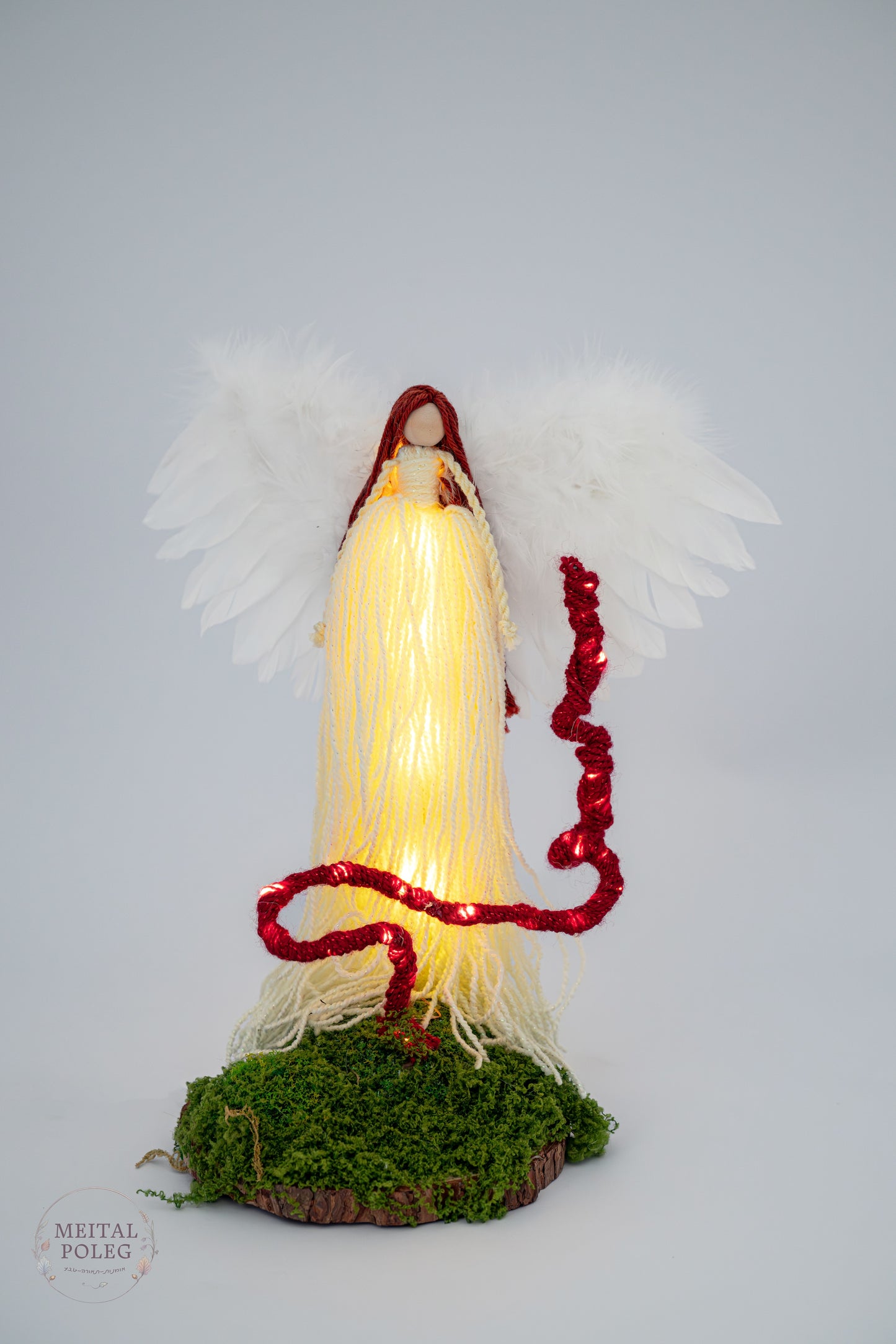 פיה לבנה עם כנפיים מוארת