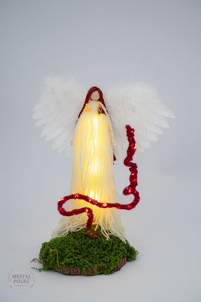 פיה לבנה עם כנפיים מוארת