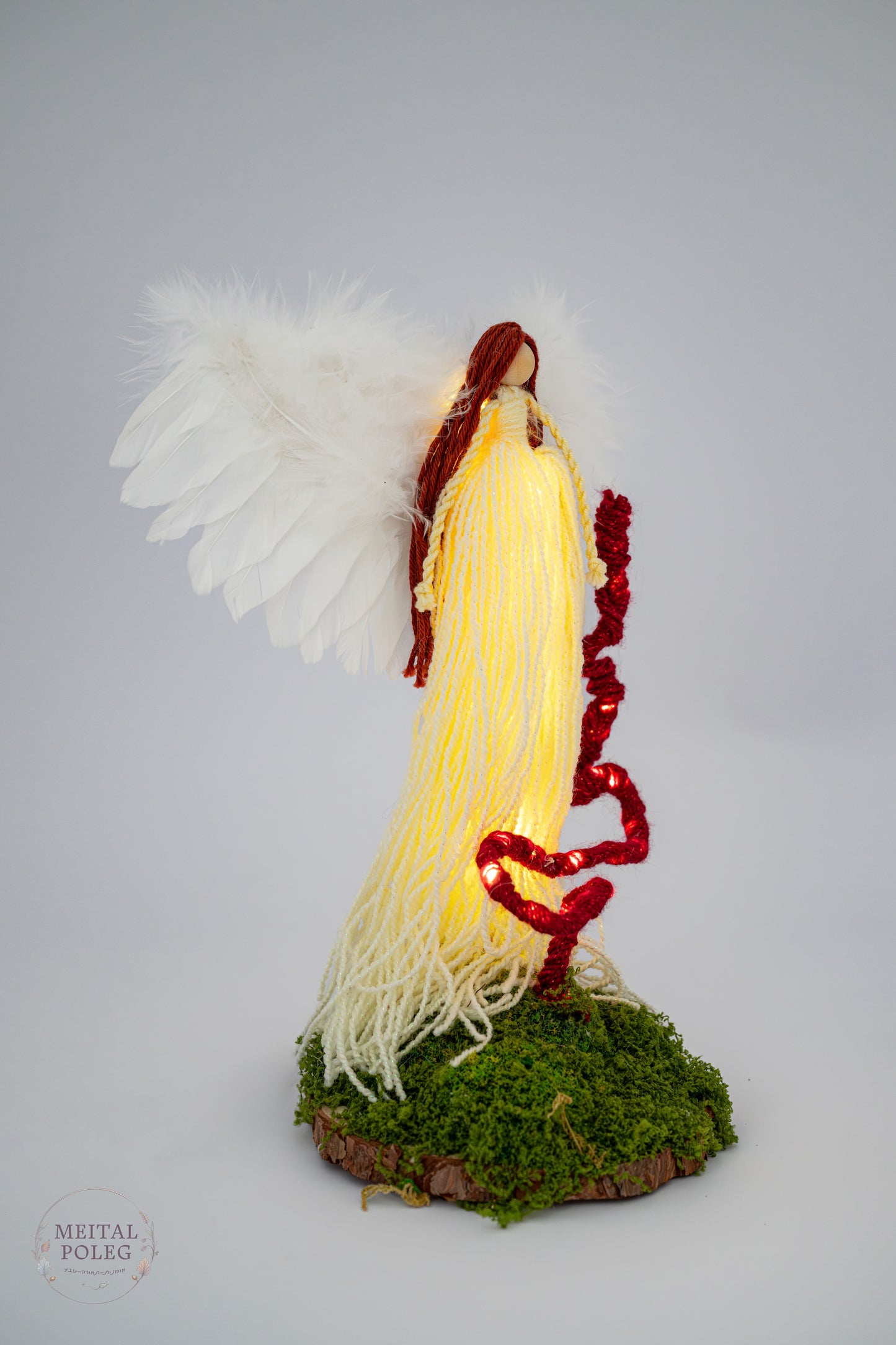 פיה לבנה עם כנפיים מוארת