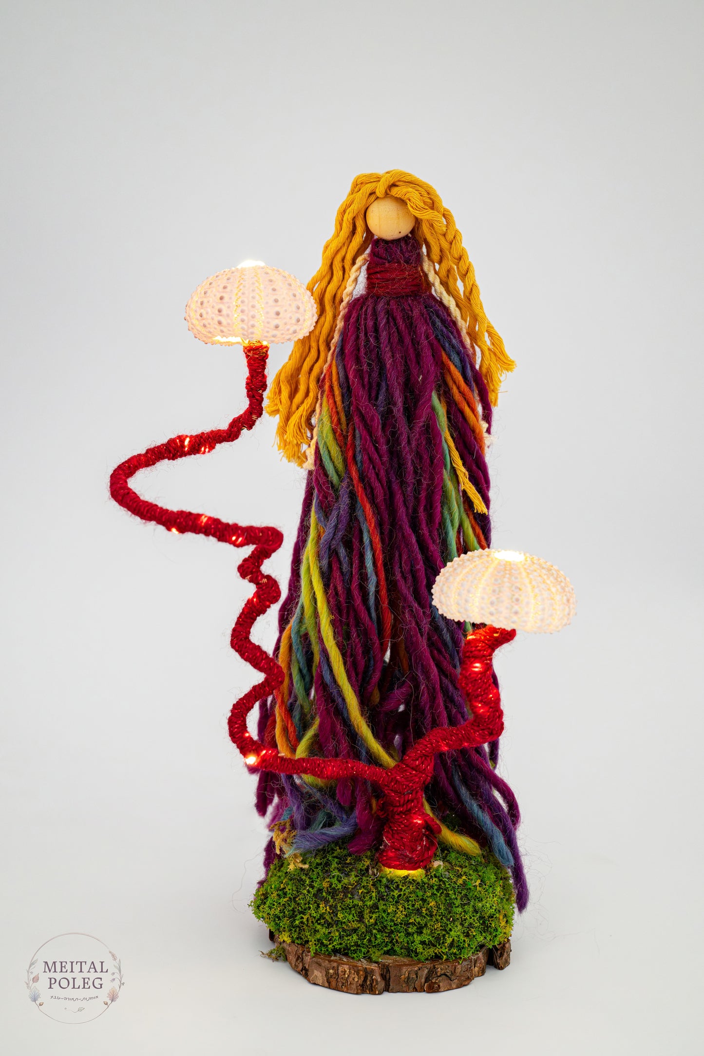 פיה מוארת עם 2 קונכיות