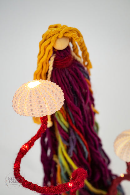 פיה מוארת עם 2 קונכיות