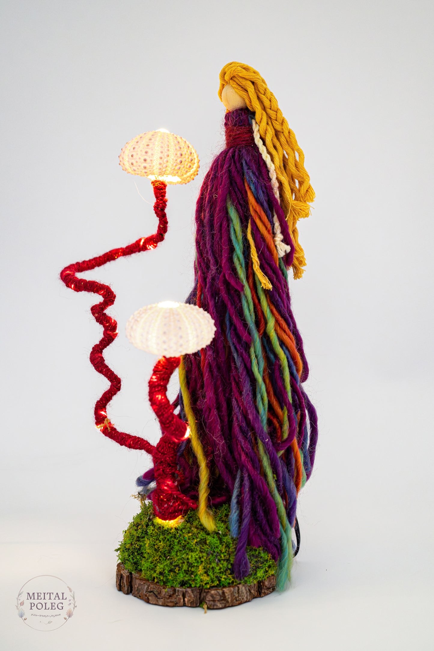 פיה מוארת עם 2 קונכיות