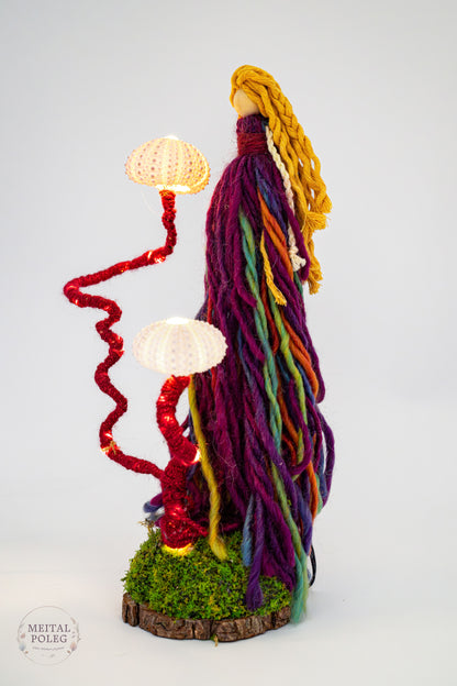 פיה מוארת עם 2 קונכיות