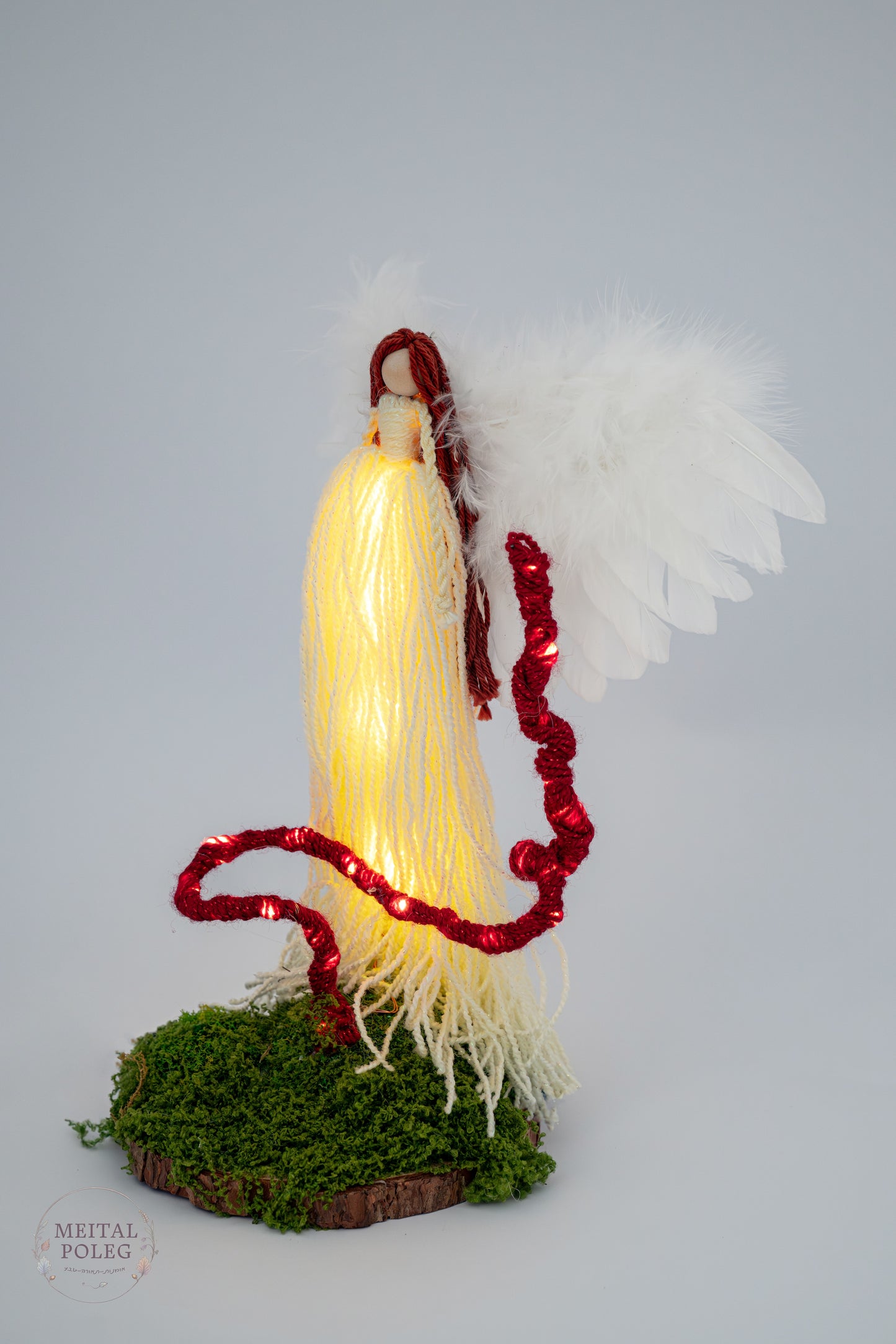 פיה לבנה עם כנפיים מוארת